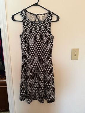 H&M Black and White Sleeveless Geometric Mini Dress